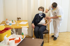 2021年3月18日，阿爾高州已完成為本州各養老院老年人的疫苗接種工作(照片中為Kuettigen的養老院)。