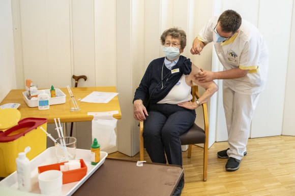 femme se faisant vacciner dans une maison de retraite