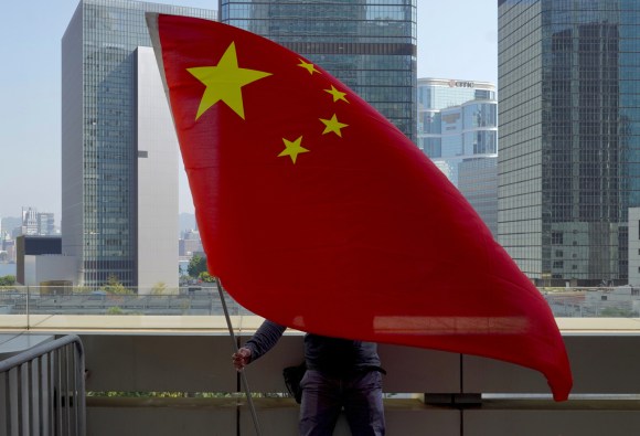 علم الصين يُرفرف فوق سطح بناية في هونغ كونغ