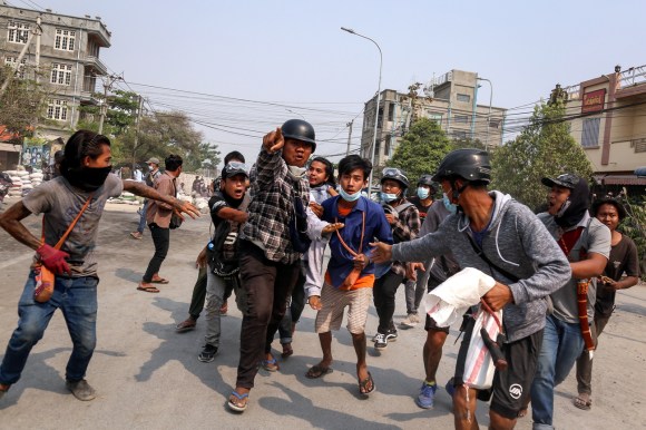 احتجاجات ضد الانقلاب العسكري في ماندالاي ، ميانمار ، في 22 مارس 2021.