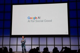 Una persona en un palco en un evento de Google