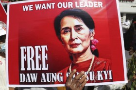 manifestantes sostienen un retrato de Aung San Suu Kyi