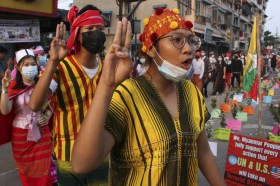 ヤンゴンで軍事クーデターに対して抗議する人々