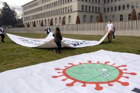 国際非政府組織（NGO）「国境なき医師団」もジュネーブの世界貿易機関（WTO）本部で、コロナワクチンの特許保護の免除を求めるキャンペーンを行っている