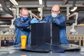 due uomini lavorano su un pannello solare