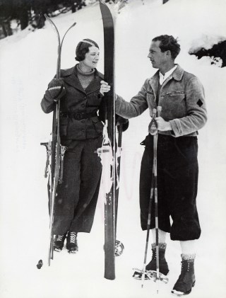 Königspaar mit Skiern