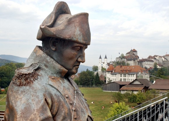 Buste de Napoléon devant un château