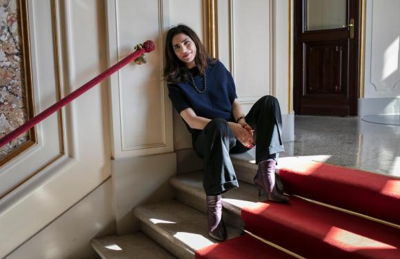 femme assise dans un escalier