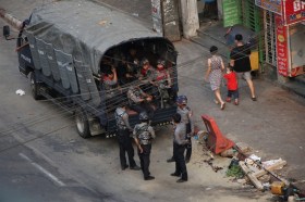 ミャンマーの旧首都ヤンゴンの下町に展開する警察（先月末、撮影）。クーデターで権力を握った国軍による激しい弾圧は、市民の不服従運動を武装闘争に発展させる恐れがある