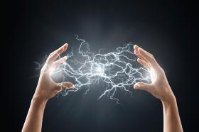صورة توضيحية لتفريغ شحنات كهربائية بين يديْ إنسان