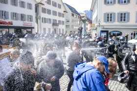 Police fire tear gas at protestors in Altdorf
