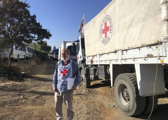 رجل يقف بجوار شاحنة مساعدات إنسانية