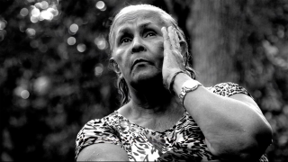صورة بالأبيض والأسود لامرأة مسنة