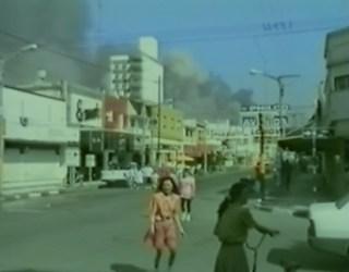مشهد في شارع ودخان كثيف ينبعث في الخلفية