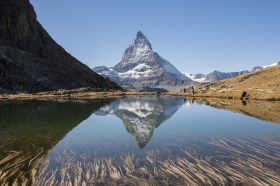Switzerland still has what it takes to attract tourists. (Keystone/cyril Zingaro) Matterhorn reflected in lake