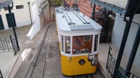 Bonde em uma rua de Lisboa