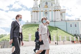 الوزيرة سيمونيتا سوماروغا لدى مرورها أمام كنيسة القديس سوفيان في كييف، عاصمة أوكرانيا