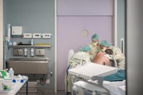 Krankenschwester pflegen Covid-Patienten