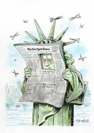 la statua della libertà guarda attraverso un buco nel giornale new york times