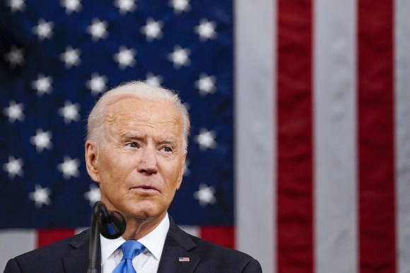 Joe Biden con la bandera de Estados Unidos de fondo