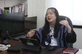 Audrey Tang seduta alla scrivania nel suo ufficio
