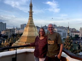 Käthi und Peter Schmidt in Myanmar