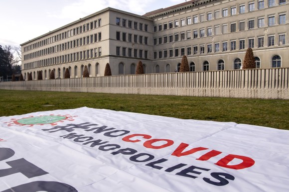 bannière de Médecins sans frontières devant le siège de l OMC