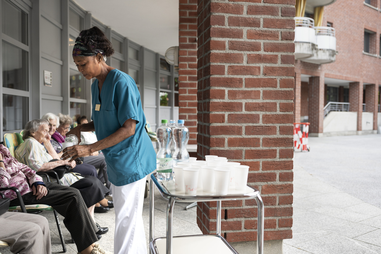 Half the staff of Zurich nursing homes snub Covid jabs SWI swissinfo.ch