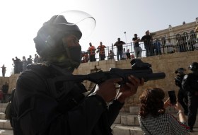 ضابط شرطة إسرائيلي عند باب دمشق في القدس الشرقية