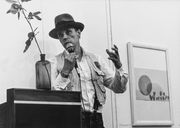 Beuys falando ao microfone