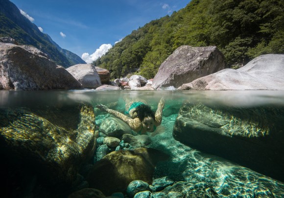 Una mujer nadando en un río suizo