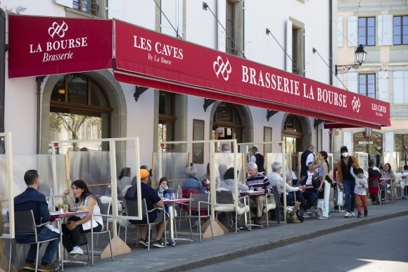 People eating outside a Geneva restaurant