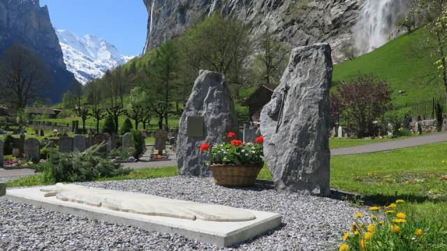 Swiss base-jumping mecca unveils memorial to dead thrill seekers - SWI  swissinfo.ch