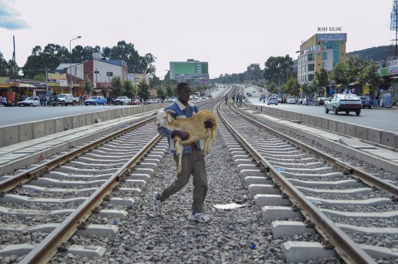 中国铁路工程总公司在埃塞俄比亚修建的亚的斯亚贝巴轻轨，中国进出口银行用贷款的方式为该项目提供了资金