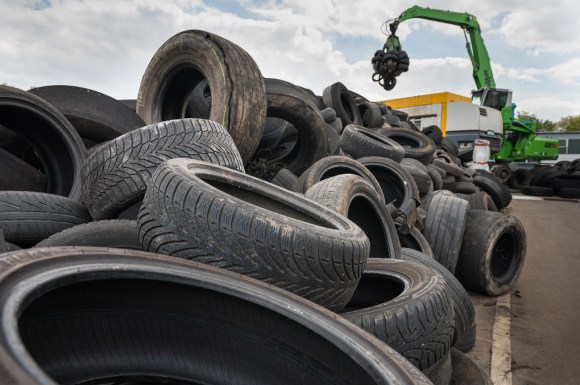 Pilha de pneus usados