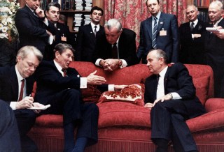 ソファに座るレーガン大統領とゴルバチョフ書記長
