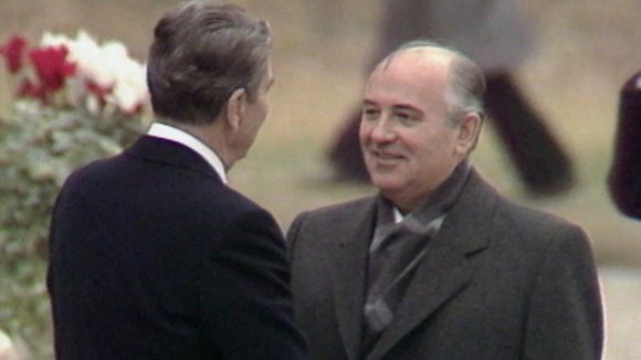 ロナルド・レーガン米大統領（当時）とソ連のミハイル・ゴルバチョフ書記長（当時）