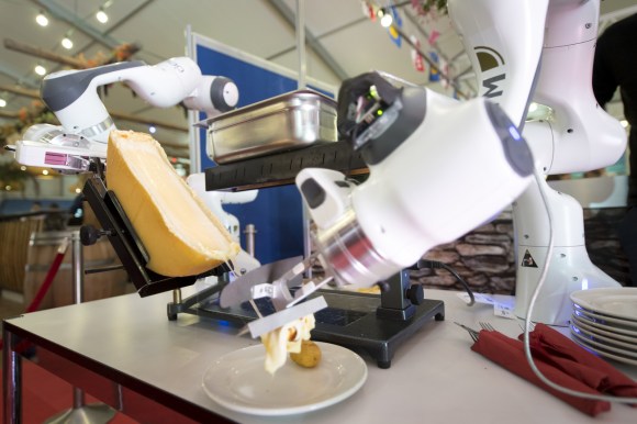 روبوت يقطع الجبنة السويسرية