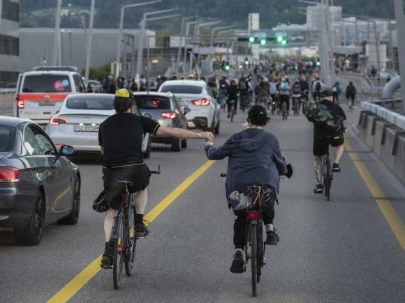 Cyclists demostrating amid traffic