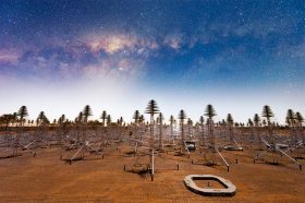 澳大利亚西部默奇森射电天文台的一个原型示范阵列