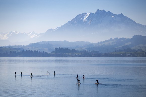Lake Zug 风平浪静，但能维持多久？楚格是一个可能迫于压力提高企业税率的瑞士州。