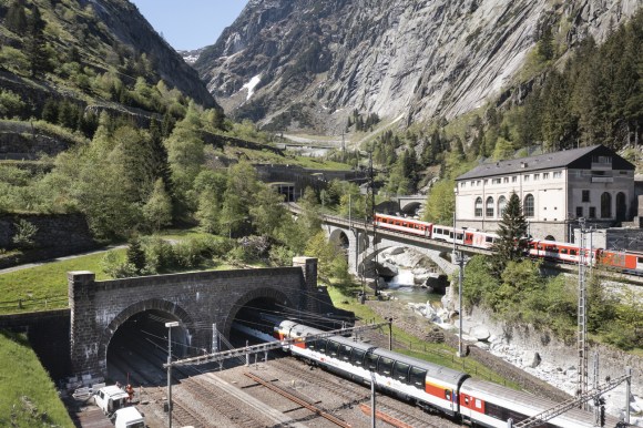 مسارات قطارات سويسرية عابرة للجبال
