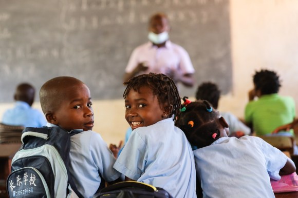 طلاب مدرسة في موزانبيق