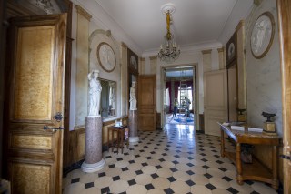 Vista do interior da villa la Grange durante uma visita de imprensa