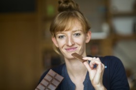 一个年轻女人吃巧克力