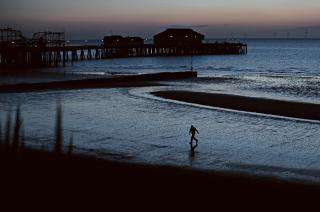 Homme seul à la plage au crépuscule