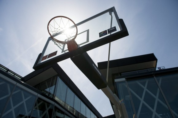 مجسم لسلة رمزية أمام المقر الرئيسي للاتحاد الدولي لكرة السلة