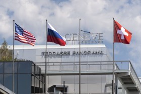 أعلام سويسرا وروسيا والولايات المتحدة ترفرف فوق مطار جنيف