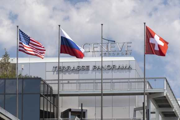 Genfer Flughafen mit Flaggen