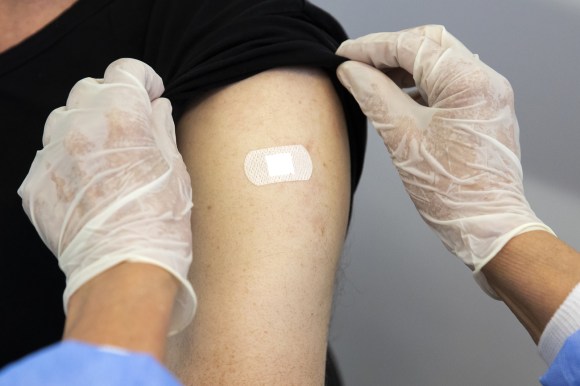 伯尔尼的一名男性刚刚接种了新冠疫苗。